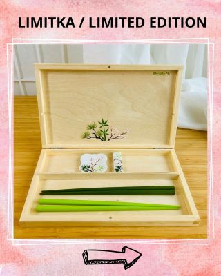 Druhá dárková sada, kterou jsem připravila jako krásný vánoční dárek pro všechny japanofily 🥰 Ručně malovaná dřevěná...